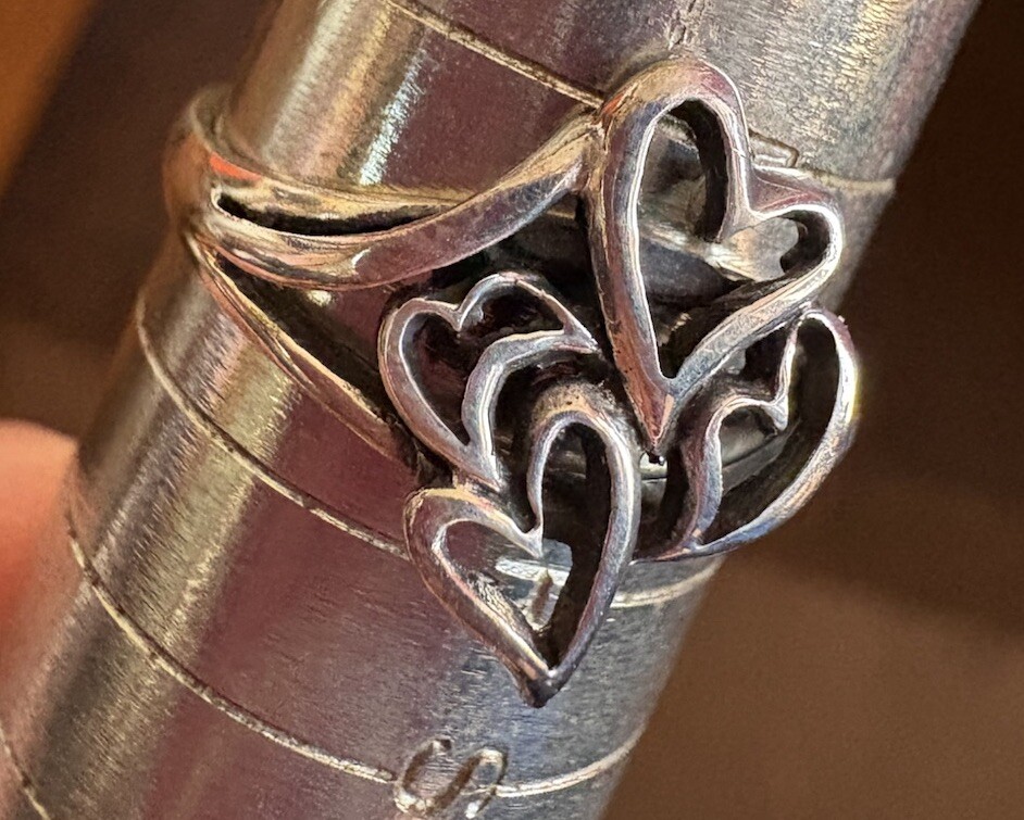 STUNNING-SOLID SILVER BAND RING WITH 4 HEARTS SIZ… - image 2