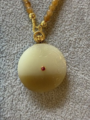 Hetian Sugar Jade 18k Gold Anhänger, fein geschnitzt selten elegant Halbmund Zucker