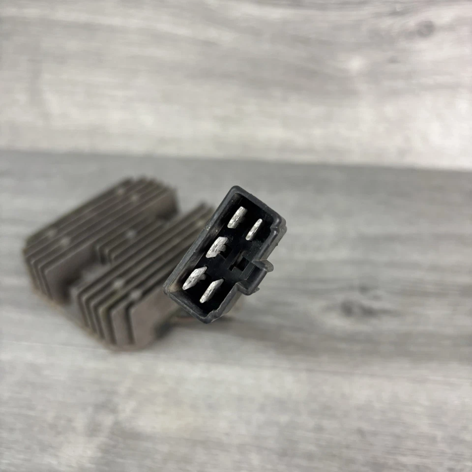Rectificador regulador de voltaje OEM Suzuki GSXR600 1997-2000 Foto 4 de 4
