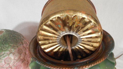 A RARE VICTORIAN GWTW LAMP WITH MATCHING EMBOSSED DAISIES BASE AND SHADE - Picture 8 of 12