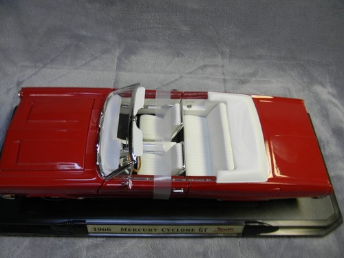 1/18 SCALE ROAD SIGNATURE 1966 MERCURY CYCLONE GT CONVERTIBLE RED DIECAST CAR - Picture 13 of 17