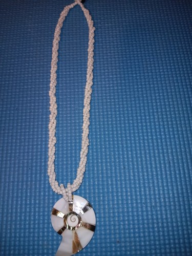 Beautiful Stone Seashell Pendant Necklace - Picture 3 of 3