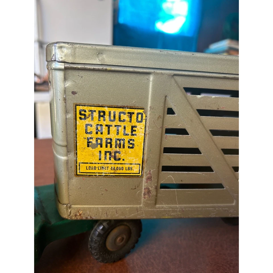 Vintage Structo Cattle Farms Truck – 1950s Tin Livestock Hauler Toy USA - Image 3 of 4