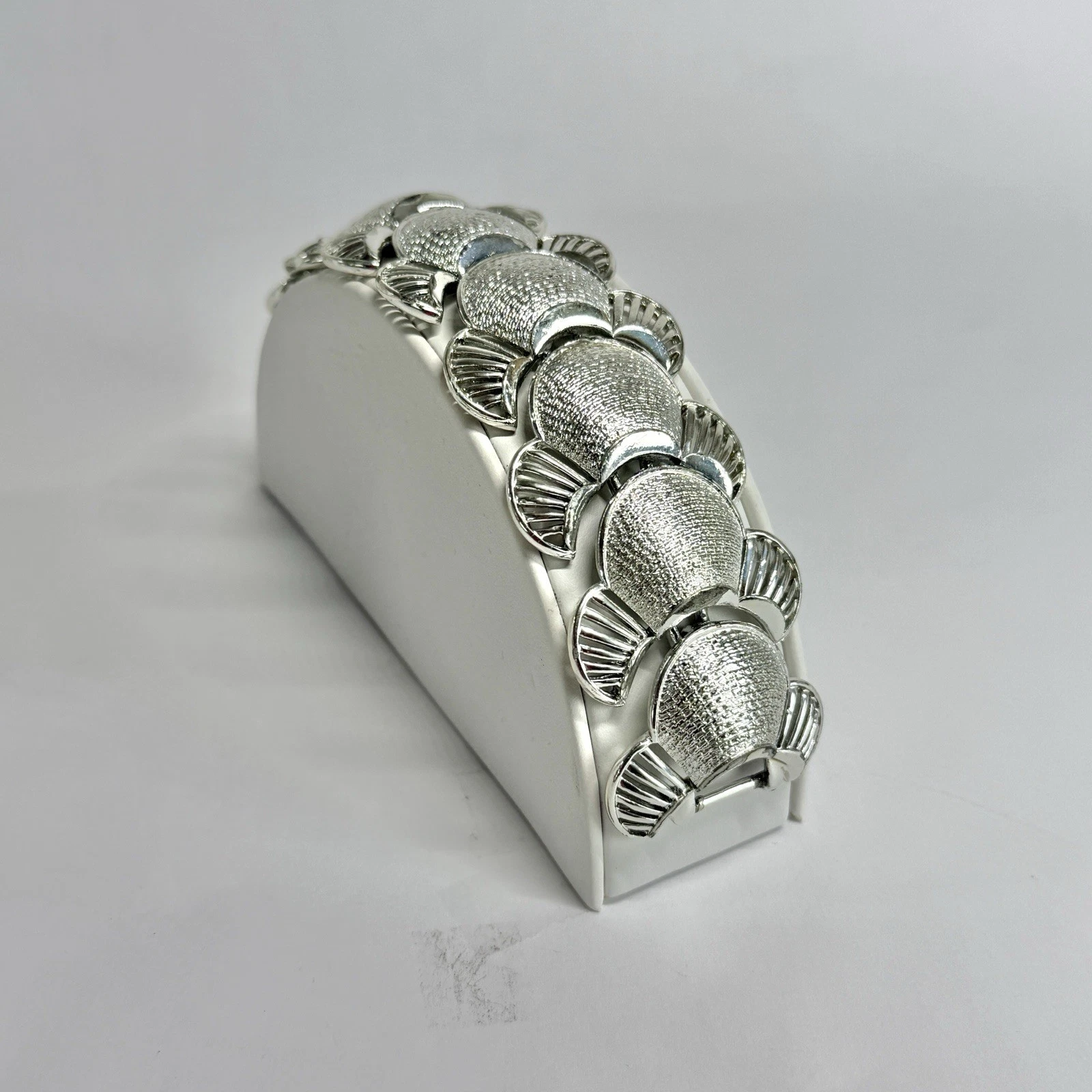 CORO Pegasus Textured Shell Link Silver Tone Vintage Bracelet Jewelry Br179