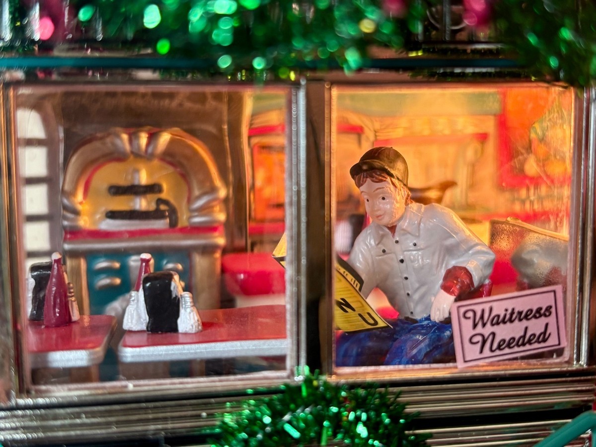 Department 56 Snow Village Shelly's Diner Retiring 55008 Retired