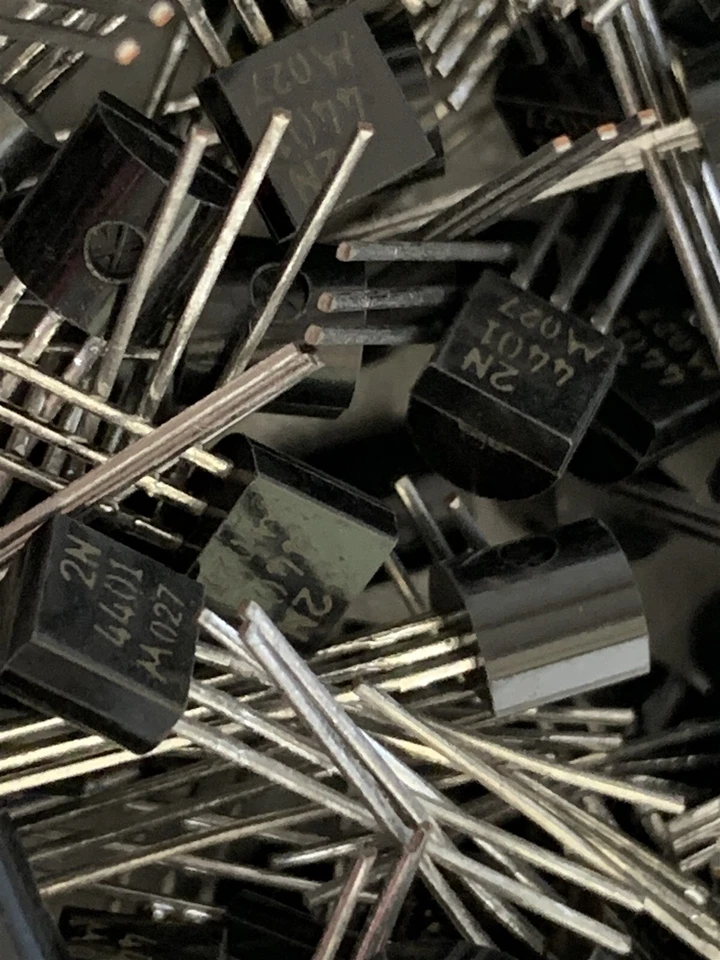 NOS 878 PIEZAS MOTOROLA 2N4401 Transistor NPN 40V 0.6A TO-92 K3-X Foto 2 de 2