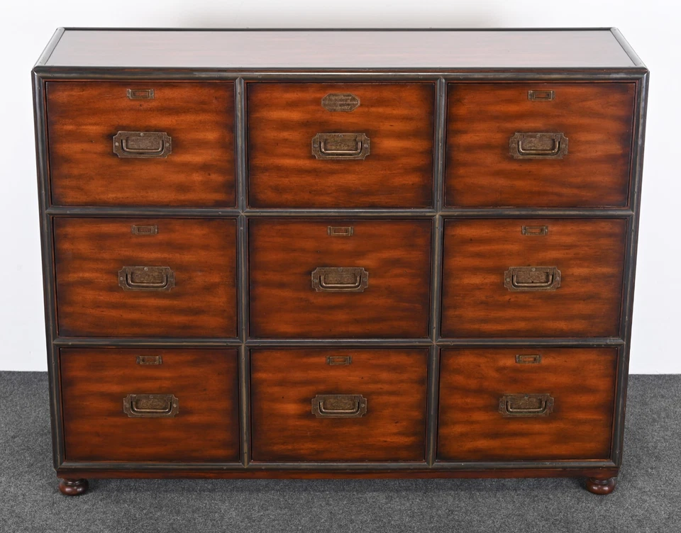 Cajonera Theodore Alexander de nogal con archivador, siglo XXI Foto 4 de 4