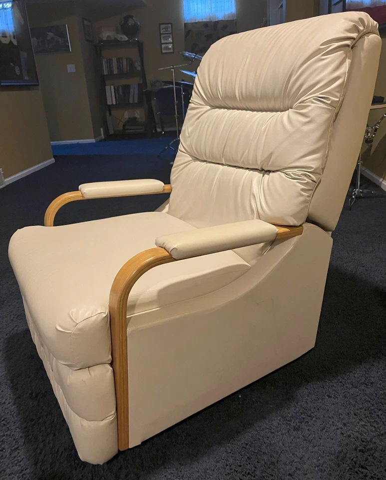 FLEXSTEEL MANUAL SOFT FAUX LEATHER RECLINER (LIGHT BEIGE/IVORY COLOR) - Image 2 of 4