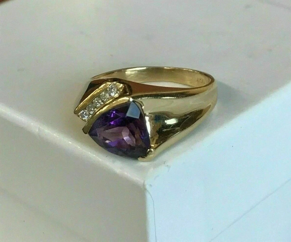 Anillo de diamantes y amatista púrpura simulado de corte de 3 quilates enchapado en oro amarillo de 14 quilates Foto 2 de 4