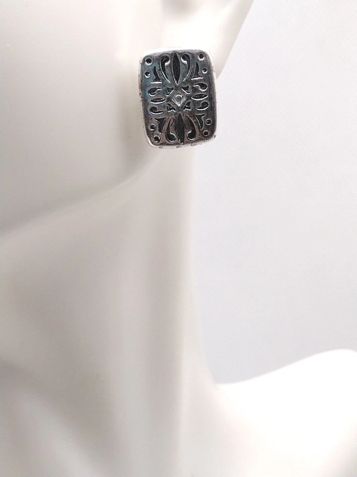 Aretes rectangulares de filigrana en tono plateado firmados por NAPIER de colección joyería Foto 2 de 4