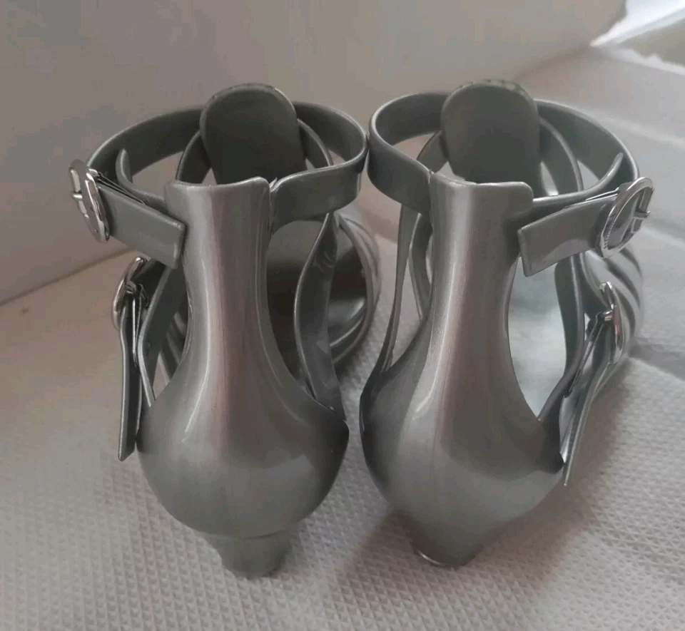 Sandalias Melissa Liberty Jelly con tiras plateadas tacón ligero con cuña talla EE. UU. 7/UE 38 Foto 4 de 4