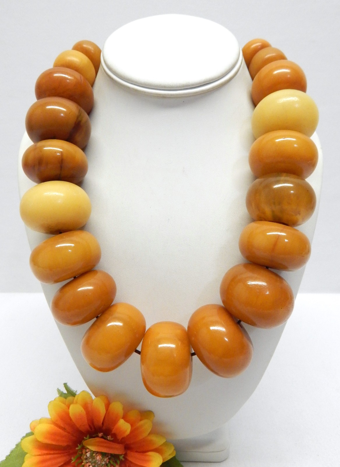 VINTAGE EXTRA LARGE 38mm BUTTERSCOTCH PHENOLIC RESIN BAKELITE BEAD NECKLACE 392g
