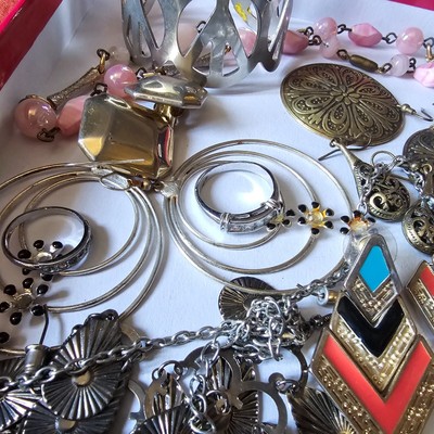 Lot De Bijoux Vintage Récents Et Anciens - Parfait Pour Détourner, Porter Ou Restaurer - Réf. Lbb0042