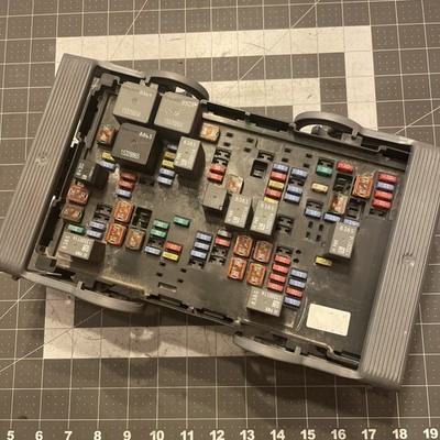 2010 2013 Chevy Silverado Tahoe GMC Sierra Yukon Fuse Box Relay Junction Block