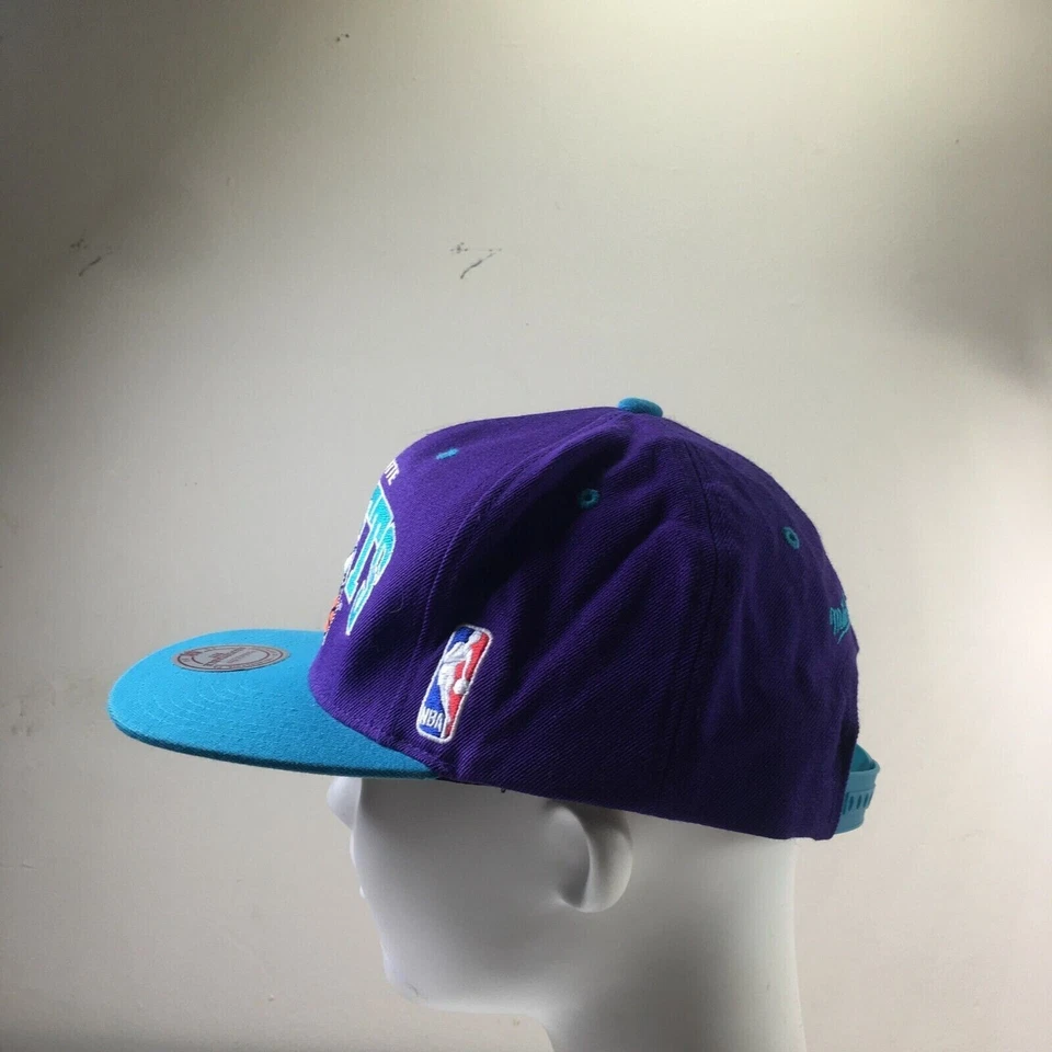 Sombrero Mitchell & Ness Charlotte Hornets Clásicos de Madera Dura Snapback Ajustable Verde azulado Foto 3 de 4
