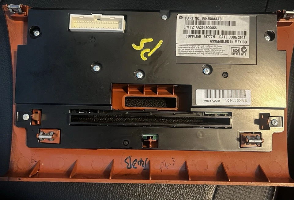 2013 Chrysler 300 A/C переключатель контроллер и радиоинтерфейс - Изображение 3 из 4