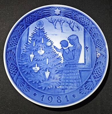VINTAGE ROYAL COPENHAGEN 1981 CHRISTMAS PLATE ''ADMIRING THE CHRISTMAS TREE''