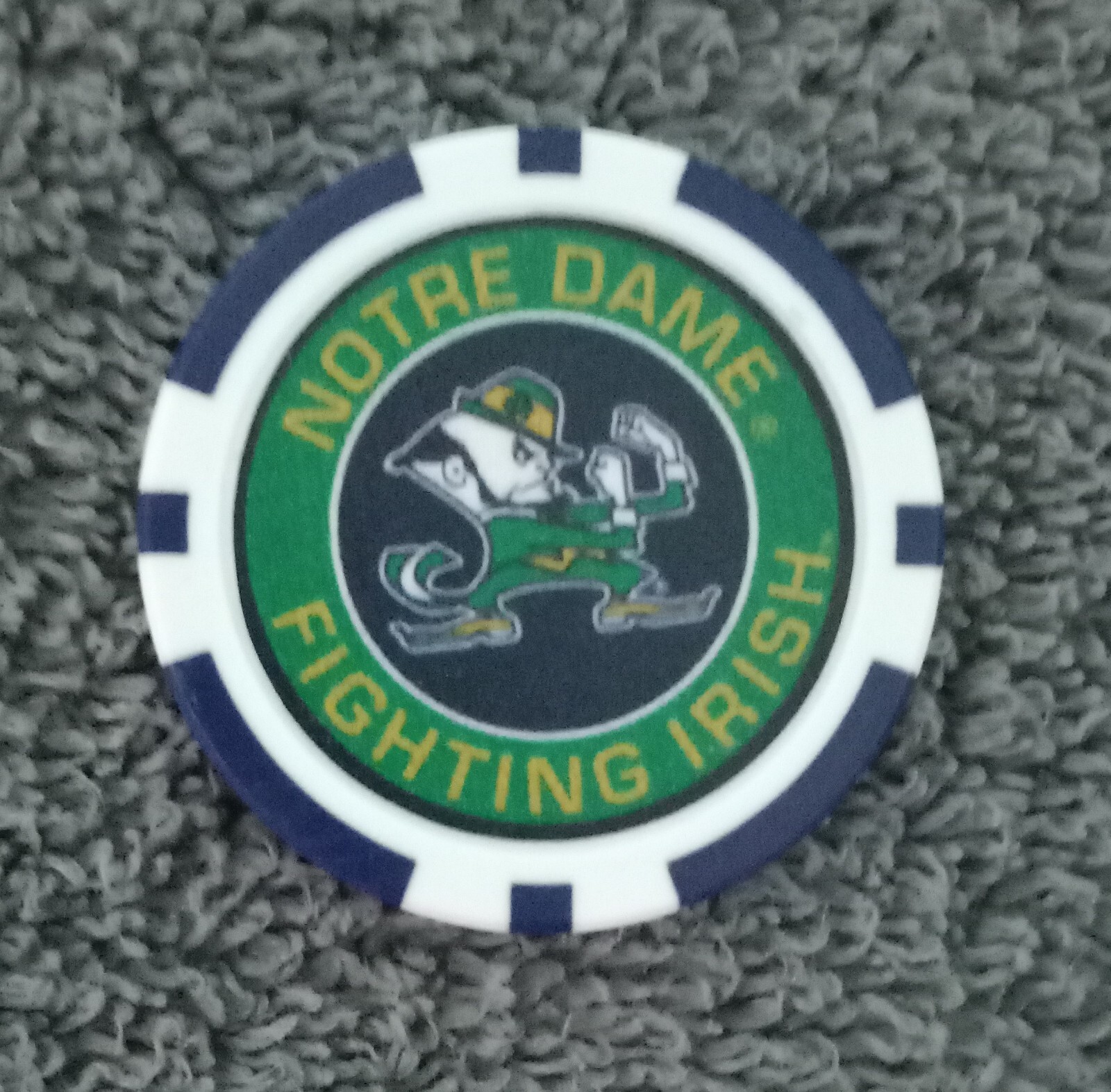 NCAA COLLEGE NOTRE DAME FIGHTING IRISH COLLECTIBLE POKER CHIP GOLF BALL