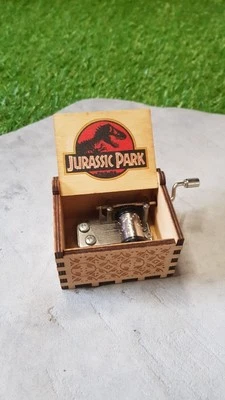 BREIZH LIZENZ Generische Jurassic Park Holzspieluhr – anpassbar