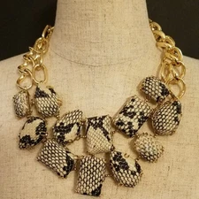 BCBG MAXAZRIA ABSTRACT STONE STATEMENT NECKLACE