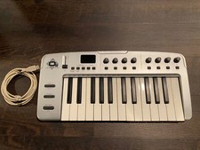 M-AUDIO O2 MIDI CONTROLLER KEYBOARD W/ ASSIGN...