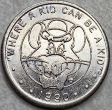 1990 Chuck E Cheese Where a kid Showbiz Pizza Arcade Game Trade Token T5805