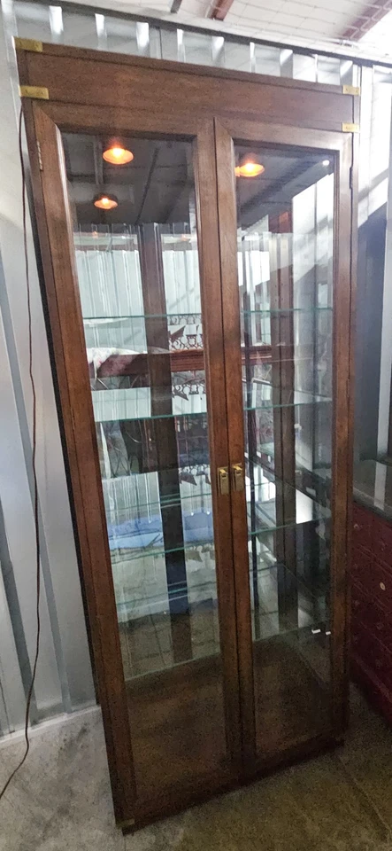 Gabinetes de curiosidades Thomasville, cereza, juego de dos, luces de trabajo Foto 2 de 4