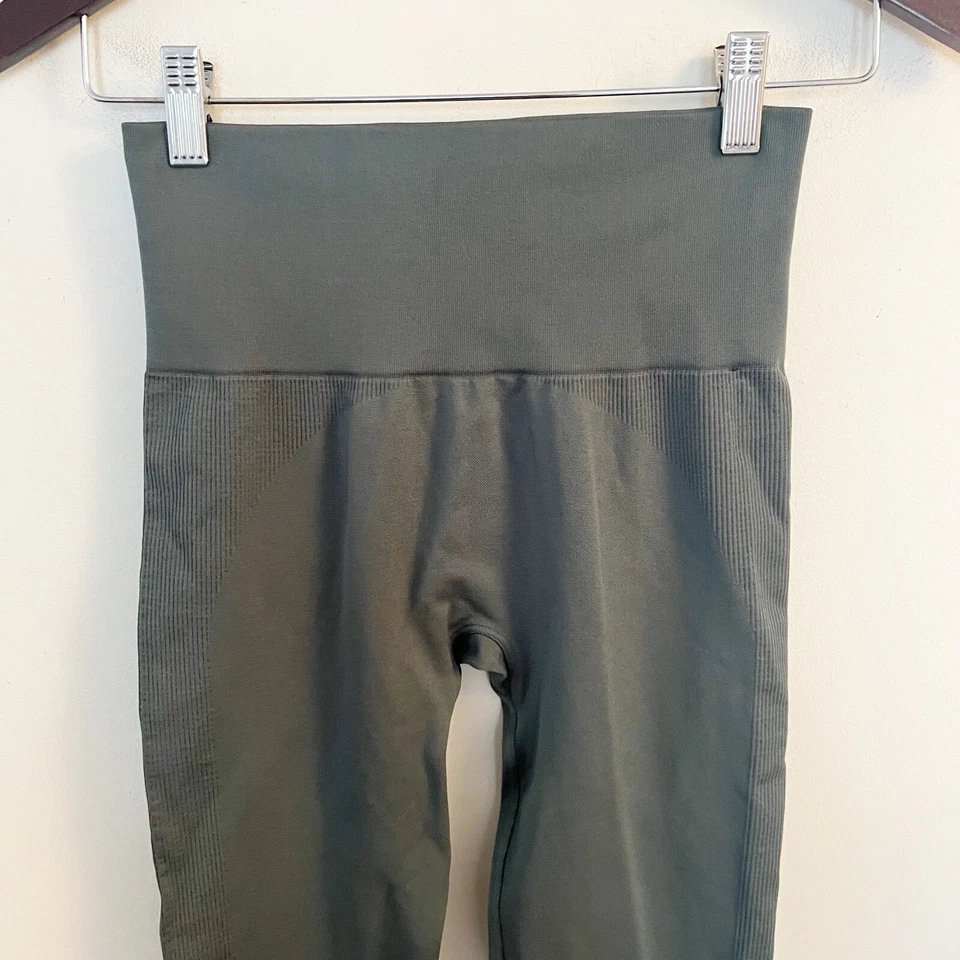 Conjunto Leggings Ativas Femininas Pequenas Cinza/Verde Sem Costura Tornozelo Cintura Alta com nervuras - Imagem 4 de 4