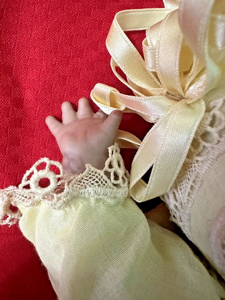 Muñeca bebé musical para dormir de porcelana y tela de colección artista de 10" muy rara Foto 4 de 4