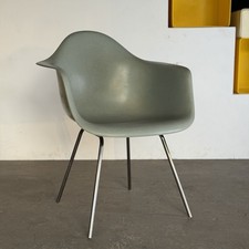 Sillón Eames For Herman Miller de fibra de vidrio de espuma de mar verde