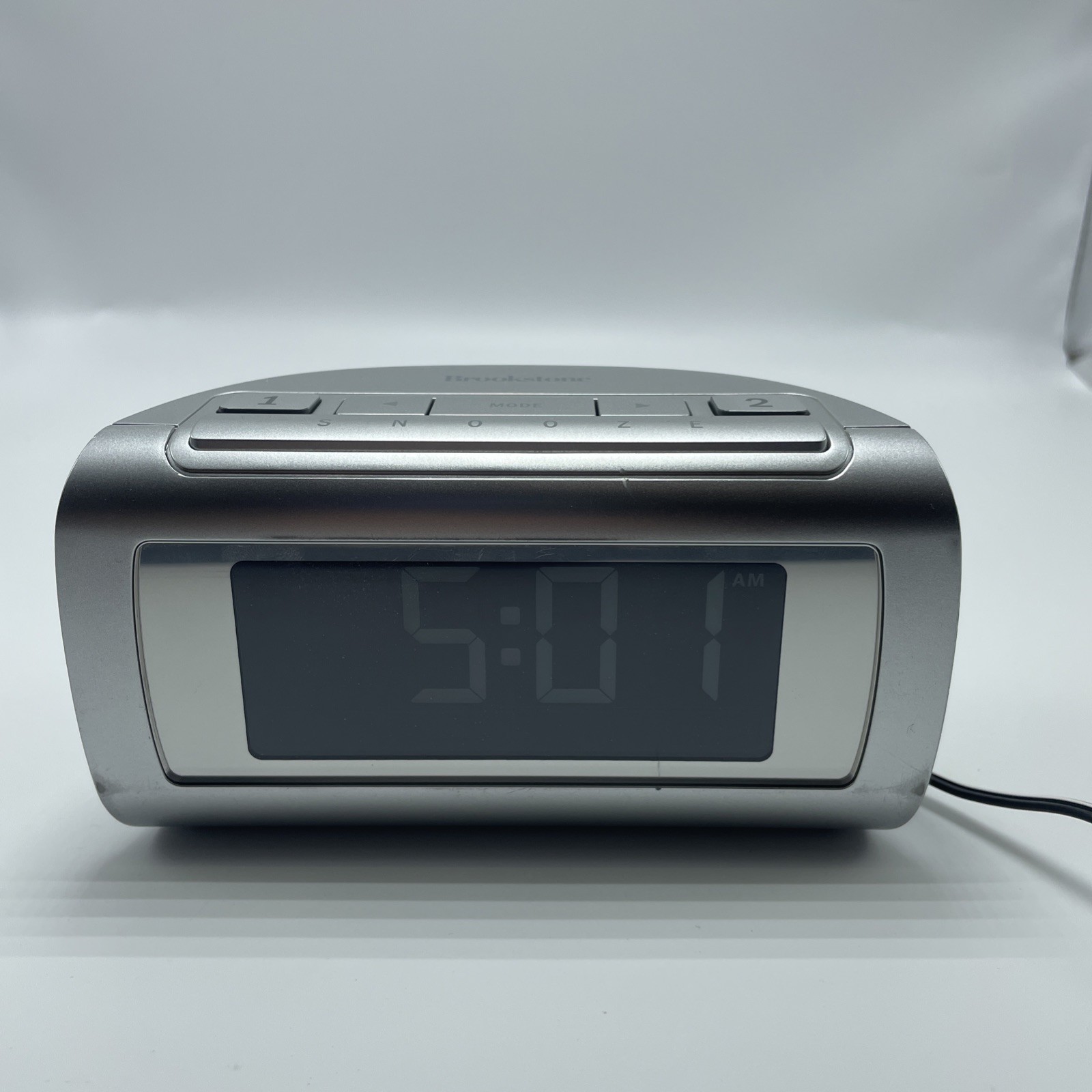 Brookstone 4511 Self Setting Time Smart Dual Alarm Clock w/ AC Adapter *TESTED Brookstone 4511 Self Setting Time Smart Dual Alarm Clock w/ AC Adapter *TESTED reference photo