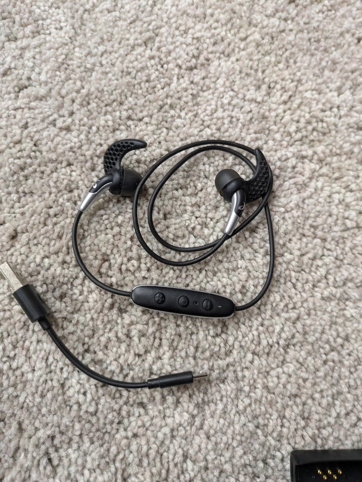 Auriculares deportivos inalámbricos Jaybird Bluetooth negros con estuche de cable con clip de carga Foto 4 de 4