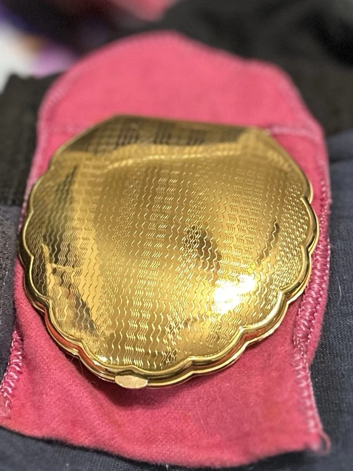 American Beauty compact with cloth case, gold colored - Image 2 of 4