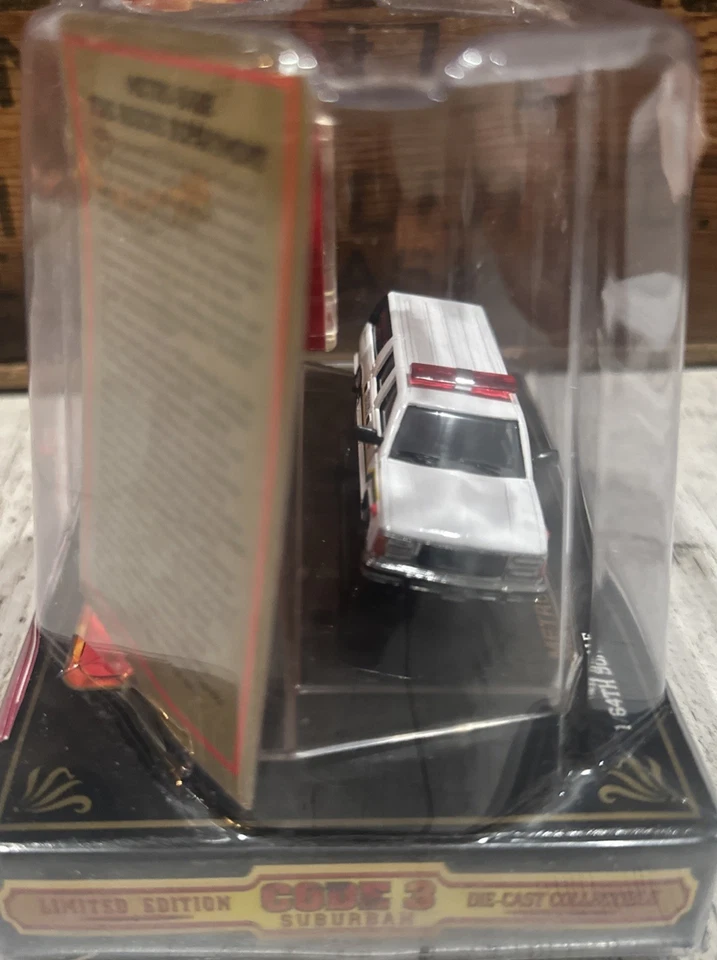 Code 3 GMC Suburban Metro Dade County Fire Diecast Battalion Chief 5 1/64 Scale - Image 3 of 4