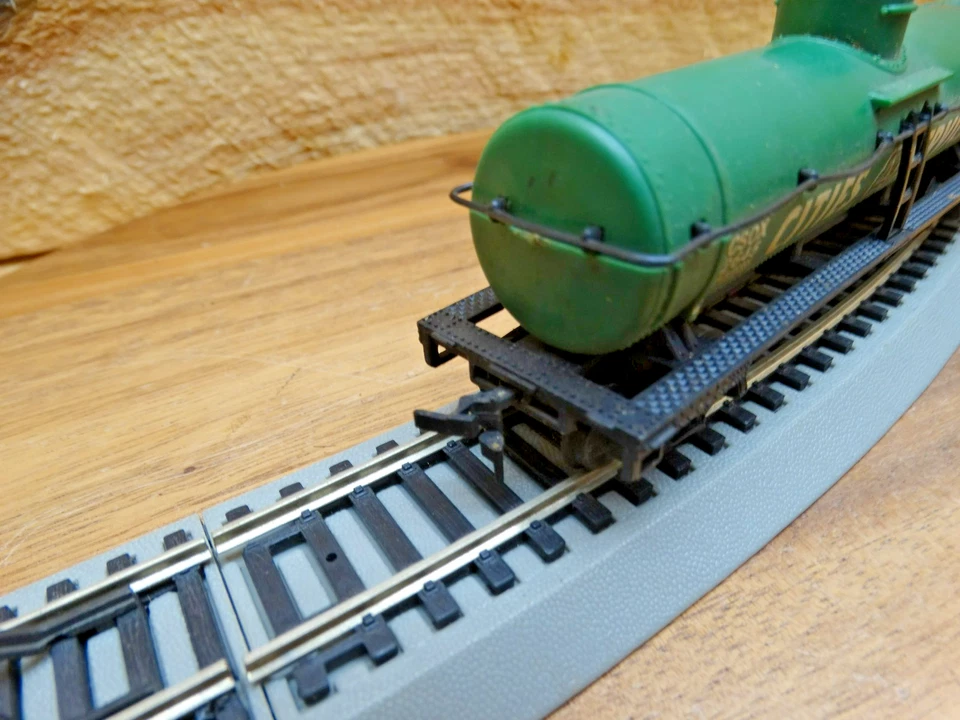 Atlas HO Scale 40' Cities Services CSOX 2645 Single Dome Tank Car - Image 4 of 4