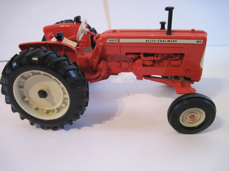 Allis Chalmers Farm Toy Tractor "D-19" 1/16 - Image 4 of 4