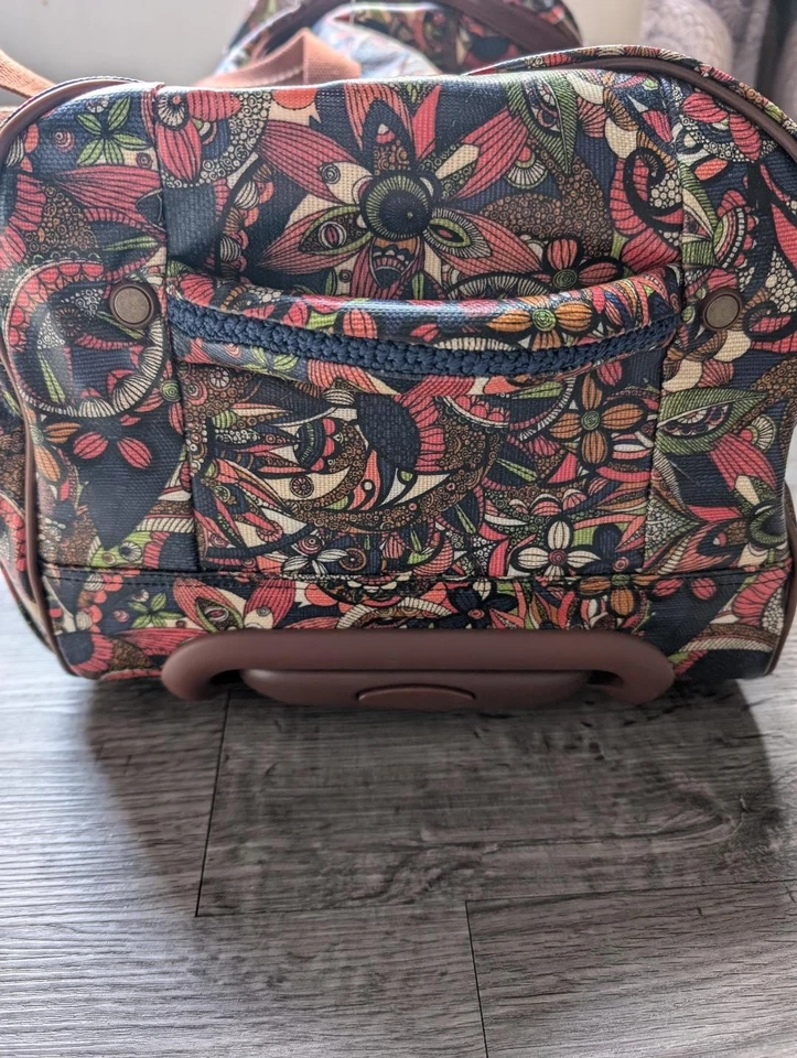 Сумка дорожная спортивная Sakroots Artist Circle мягкая ручная кладь на роликах - Изображение 2 из 4