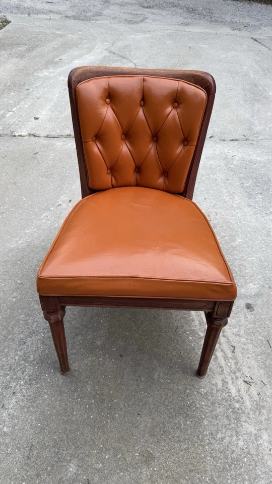 Silla contemporánea naranja quemada con patas de nogal rara  Foto 2 de 4