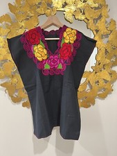 MUJER FRIDA BLUSA MEXICANA BORDADA HECHA A MANO MEDIANA FLOR NEGRA COLORIDA NUEVA