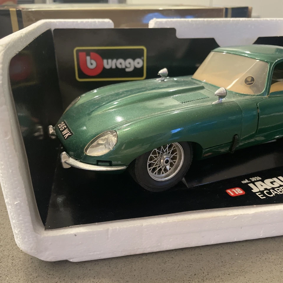 Jaguar E-TYPE cupé verde metálico Burago escala 1:18 030269 Foto 3 de 4