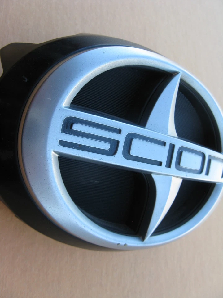 04 05 06 SCION XB FRONT GRILLE EMBLEM LOGO BADGE SIGN SYMBOL USED OEM A47076 - Image 3 of 4