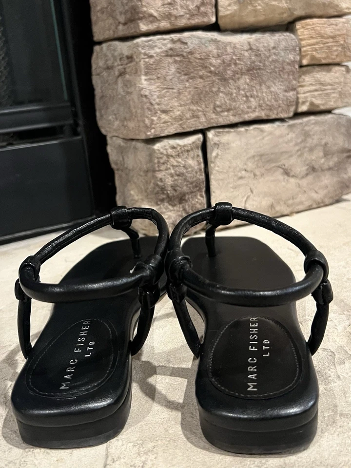 Sandalias para mujer Marc Fisher Maycee de cuero plateado con correa al tobillo - talla 6,5 M Foto 2 de 4