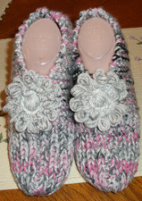 HAND KNITTED WOMAN LADY SLIPPERS "CUTE" SIZE - LARGE 10 - 11  w/DAISY NEW