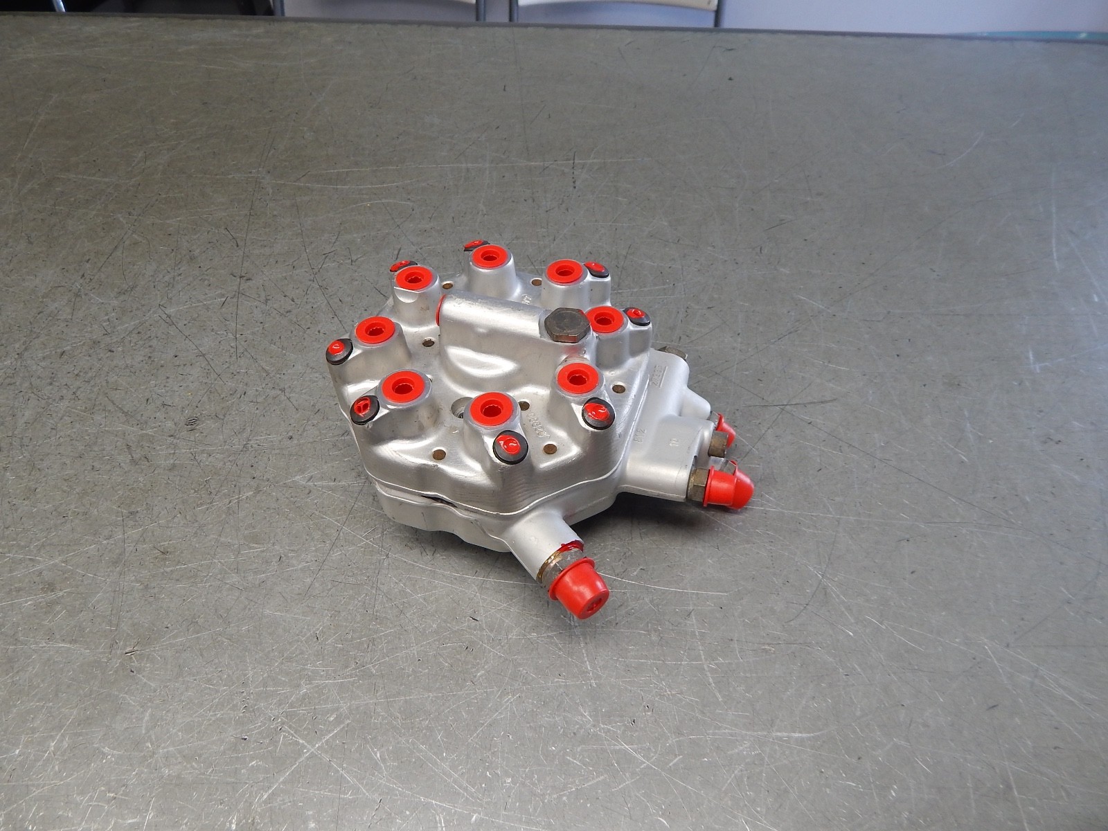 R107 380SL 380SEL 380SE 380SEC 500SE 500SEL 500SEC FUEL DISTRIBUTOR 0438100111
