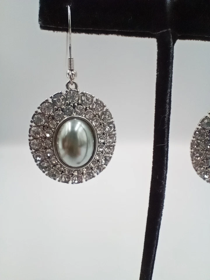 Винтажные серьги Monet с прозрачными стразами и синим искусственным жемчугом серебристого цвета - Изображение 2 из 4