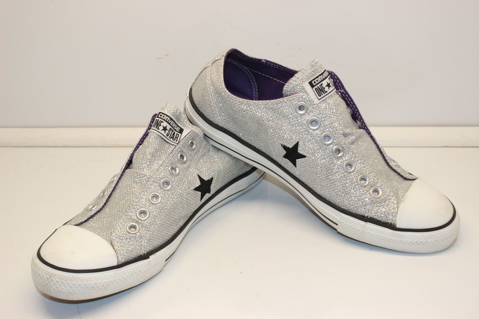 women converse one star