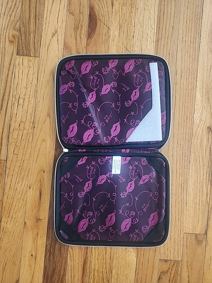 Betsey Johnson Brillante Brillo Folio iPad Tablet Estuche Organizador de Almacenamiento 11”x9” Foto 4 de 4