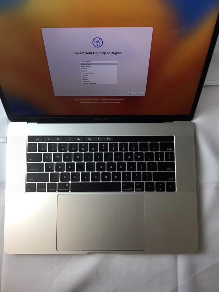 Apple MacBook Pro (M2017) "Core i7" 15.4" 3.1 GHz 16 GB 1TB SSD Grade C - Image 2 of 4