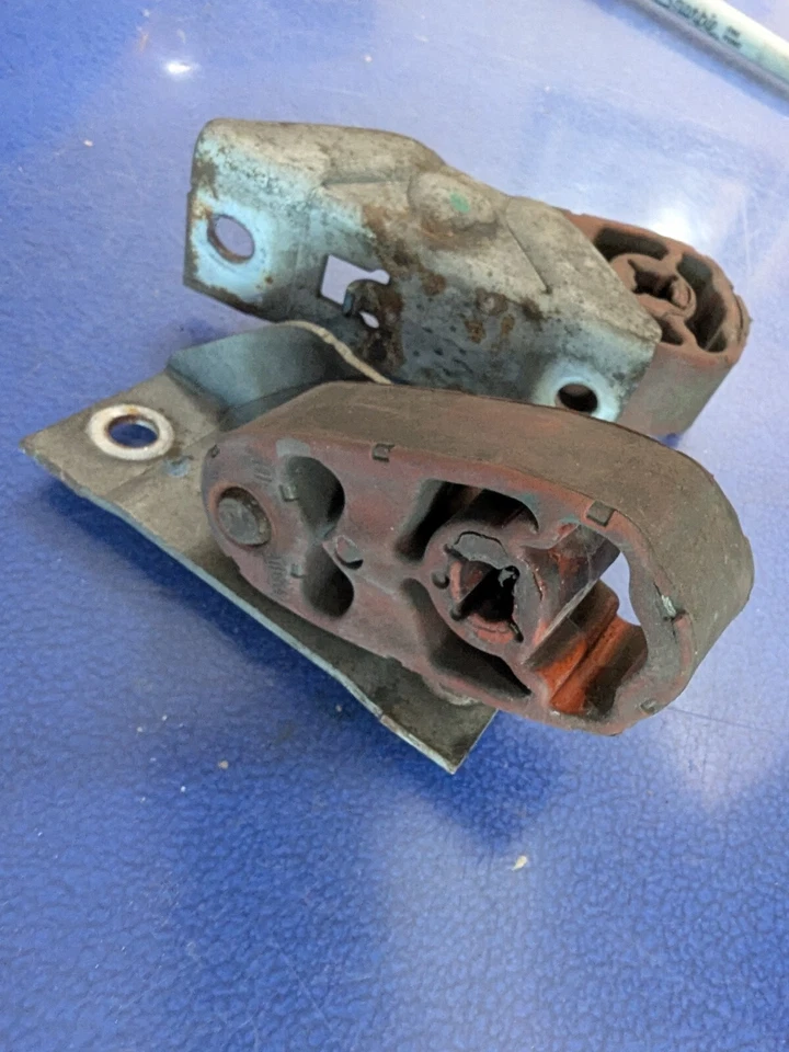 Пара оригинальных креплений подвески выхлопа глушителя BMW X5 X6 - Изображение 2 из 4