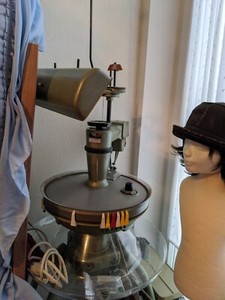 Alte, aber vollfunkzionierte Kettelmaschiene. Spezielle Nähmaschine. Reritat.